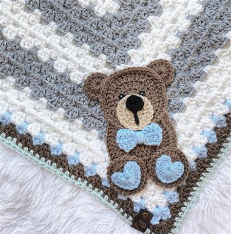 una selezione di coperte per neonati a forma di orsetto in diverse colorazioni