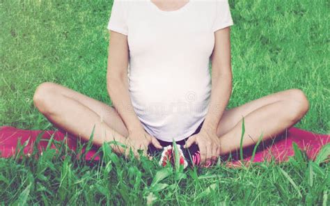 futura mamma che pratica yoga
