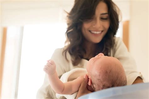 mamma e neonato che praticano massaggio shantala