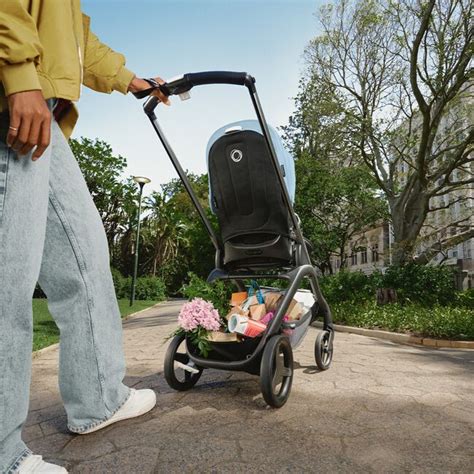 Passeggino Bugaboo con coprigambe installato in un parco autunnale