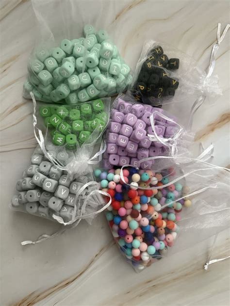 Composizioni di perline colorate per personalizzare catenelle portaciuccio