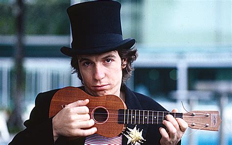 Foto d'epoca di Rino Gaetano sul palco