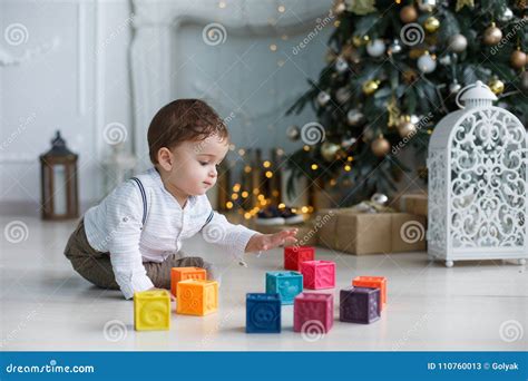 Bambino di circa 1 anno che impila cubi colorati