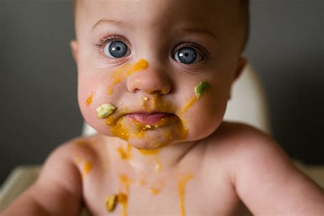 Bambino che mangia cibi solidi durante lo svezzamento