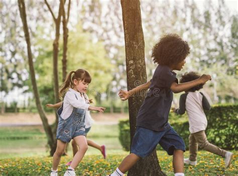 Bambini che giocano in un'area all'aperto