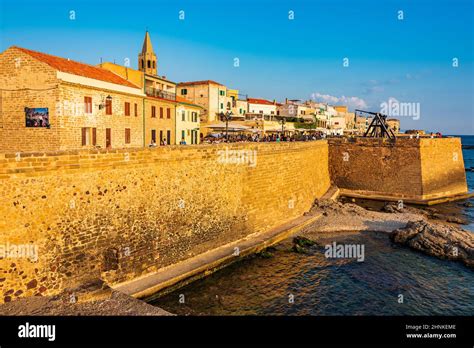 Vista panoramica del centro storico di Alghero con il porto