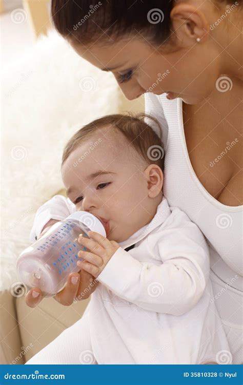 bambino con biberon