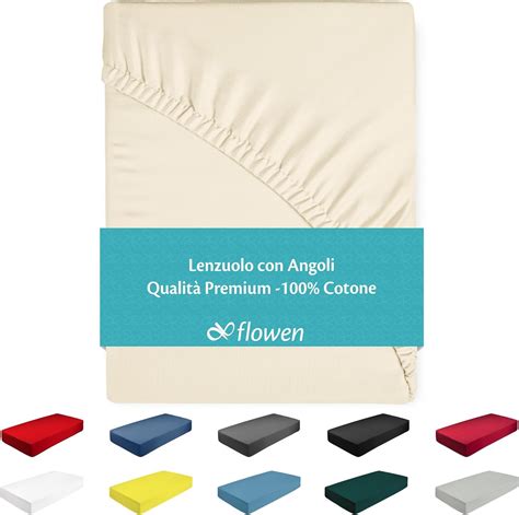 Lenzuolo con angoli ben teso sul materasso della culla