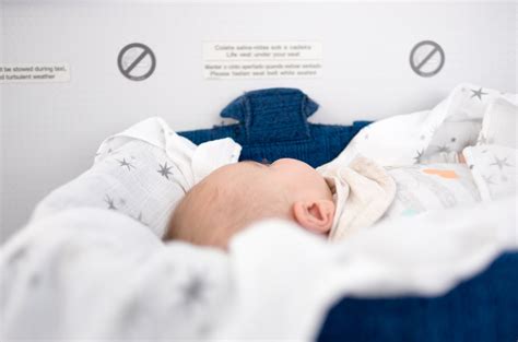 neonato che dorme in una culla da aereo