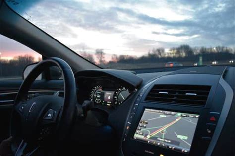 Schermata del computer di bordo di una Ford C-Max che mostra dati di viaggio