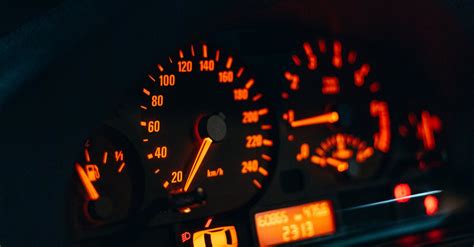 Display del cruscotto di un'auto Ford di notte, con retroilluminazione