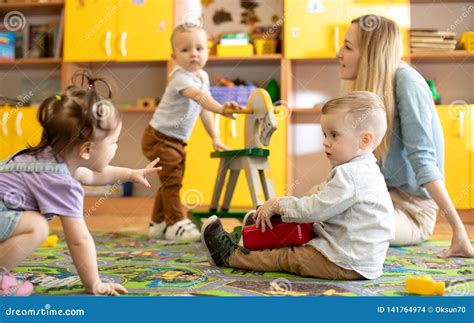 Bambini che giocano e imparano in una scuola materna