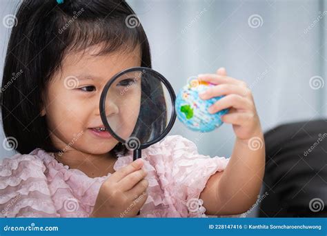 Bambino di due anni che esplora