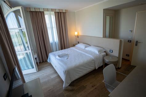 Interni di una camera confortevole all'Hotel Alexandra