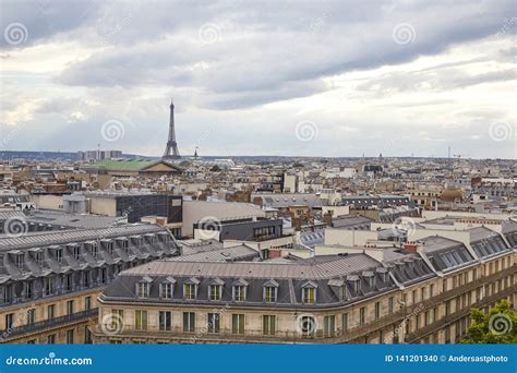 Scenografia dell'appartamento dei tre scapoli con vista sui tetti di Parigi