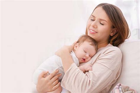 Genitore che pratica skin-to-skin con neonato