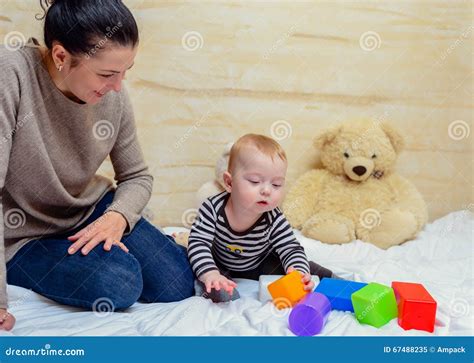 Bambino più grande che gioca delicatamente con il neonato