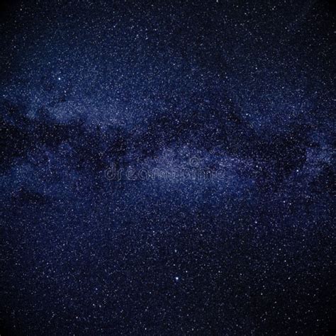 stelle che brillano sopra un antico paesaggio notturno