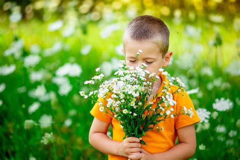 un bambino che gioca felice in un campo di fiori