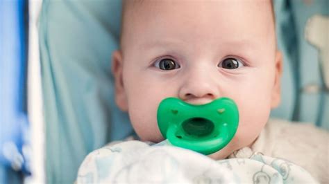 Bambino con ciuccio NUK, in una posa rilassata