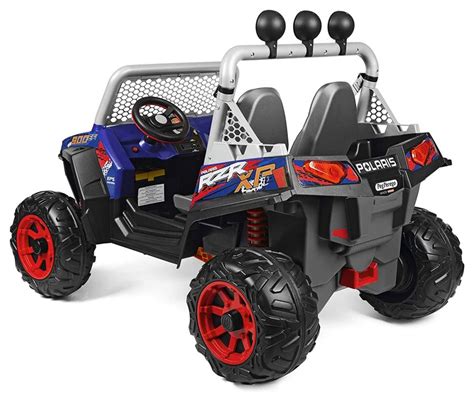 Bambini che giocano su un fuoristrada elettrico in un ambiente esterno sicuro