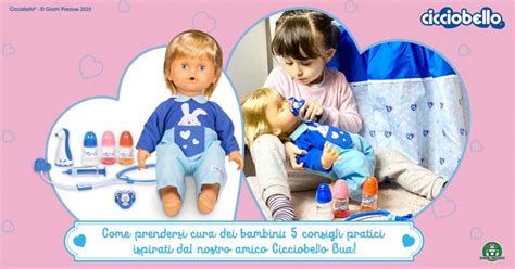 Bambino che gioca con Cicciobello in una vaschetta colorata