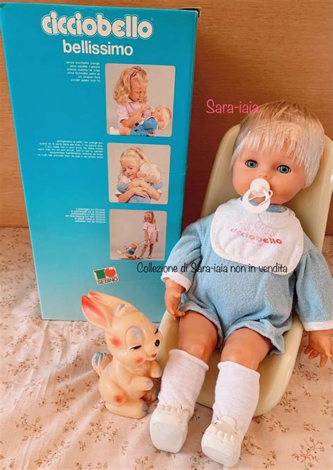 Bambino che cura Cicciobello con spugna e sapone, esempio di gioco di ruolo