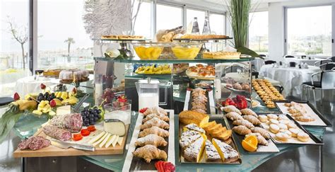 Immagine di una colazione a buffet in un B&B con vista