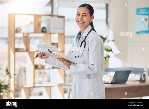 Professionista sanitaria che assiste una partoriente
