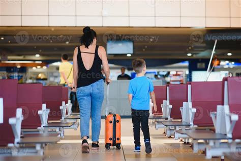 Famiglia con bambini in aeroporto, pronta per il viaggio