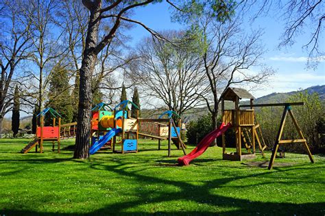Bambini che giocano in un parco giochi di New York