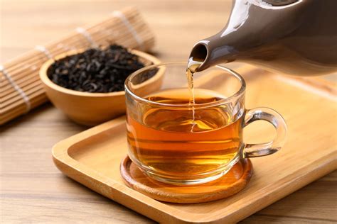 Una tazza di tè nero fumante accompagnata da un momento di relax