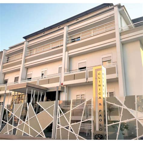 Esterno moderno della Clinica San Paolo di Aversa con segnaletica