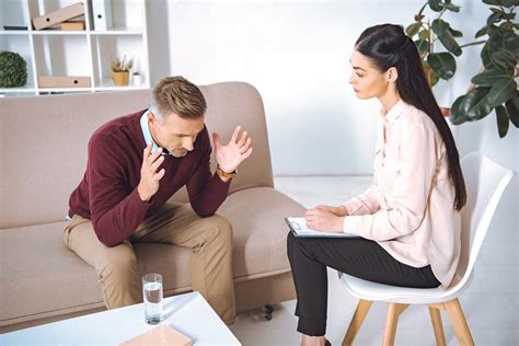 Coppia in colloquio con psicologo specializzato in fertilità