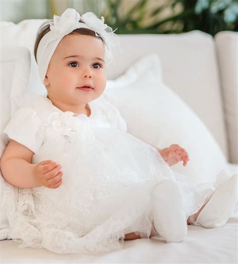 Bambina con abito da battesimo sobrio
