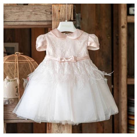 Dettagli raffinati su abiti da battesimo per bambina