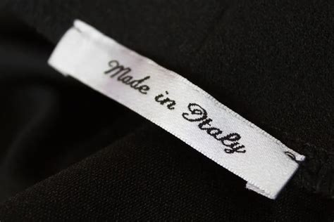Etichetta Made in Italy su un abito da battesimo