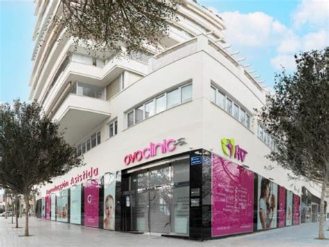 Veduta esterna della clinica Ovoclinic Marbella, situata in un edificio moderno e luminoso vicino al mare