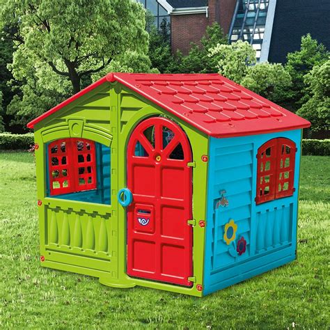 Casetta da gioco per bambini in un giardino colorato
