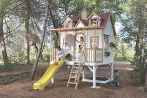 Modelli di casette in legno per bambini nel parco gioco di una scuola