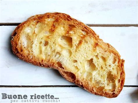 Una bruschetta rustica condita con una generosa cucchiaiata di bagnetto verde brillante e prezzemolo fresco