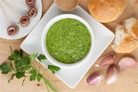 Ingredienti per il Bagnetto Verde Piemontese e il tradizionale mortaio