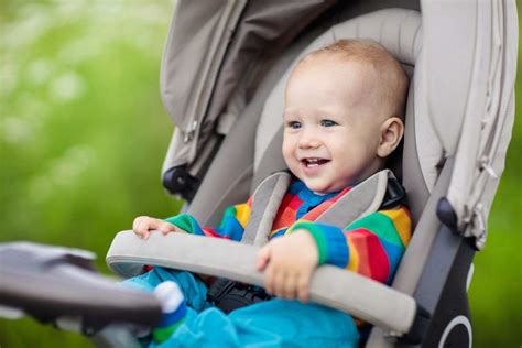Bambino nel passeggino sull'autobus