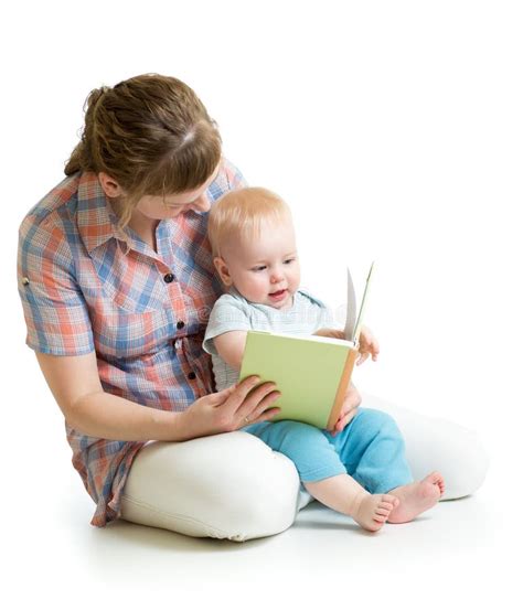 madre e bambino grande che leggono insieme un libro