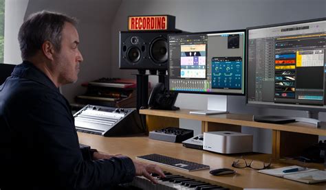 Ritratto stilizzato di un musicista che compone in studio circondato da strumenti classici e moderni