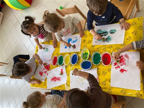 Bambini impegnati in attività di pittura con le mani