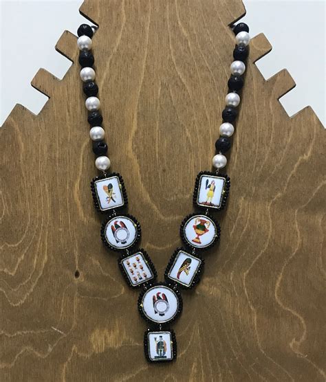 Una collana colorata composta da perle che raffigurano lettere e simboli magici