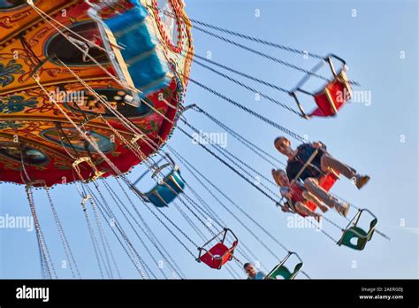 bambini che sorridono su una giostra colorata in un parco divertimenti