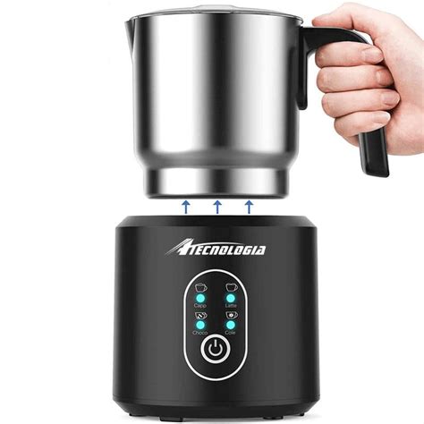 Montalatte elettrico in azione con una tazza di cappuccino