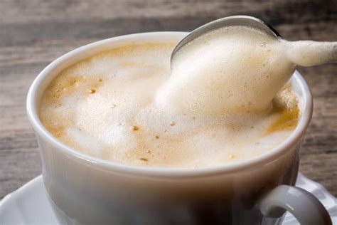 Cappuccino con schiuma di latte in tazza decorata